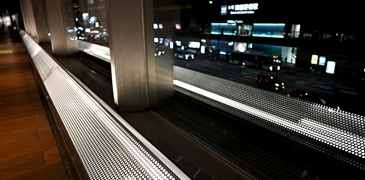 事例：有孔折板による安全柵/床面照明カバー（Peak型有孔折板）