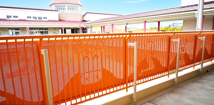 事例：干支のイラストをデザインしたパンチングメタルのフェンス（安堵町立安堵こども園）