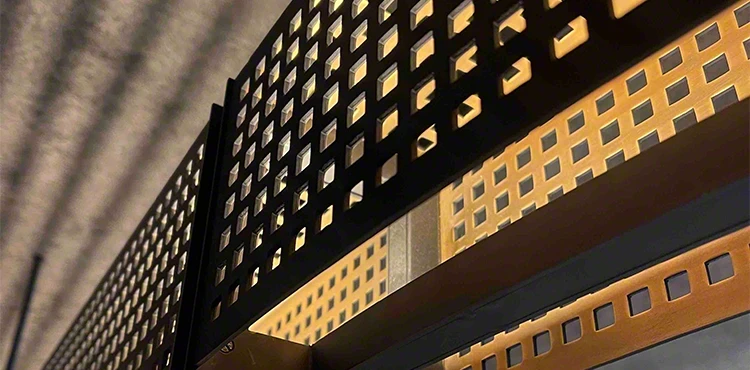 事例：角孔のパンチングメタルによるバーカウンター上部の照明カバー（パンチングメタルオーダー製作）